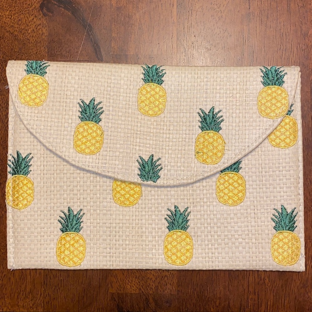 Straw pineapple clutch